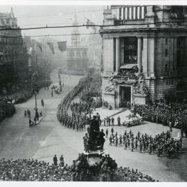 London - Anzac Day 25 April 1919: Procession of Australian troops passing Australia House