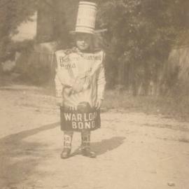 Loan advertising World War I - other forms: War Loan Bond fancy dress costume 1918 (copy b)