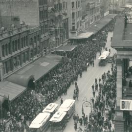 Second Peace Loan Campaign in Vic. - Crowd watching Aerial Derby in Melbourne - 27 August 1920