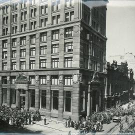 Commonwealth Bank - Head Office - Opening of new premises 22 August 1916: Invited guests entering building, Pitt Street entrance (plate 422)