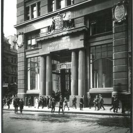 Commonwealth Bank - Head Office cnr Pitt Street & Martin Place - Exterior upon completion -  Pitt Street entrance -  c.1916 (plate 442)