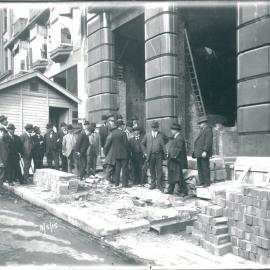 Government Savings Bank of NSW - Head Office 48-50 Martin Place - Construction - Exterior - Visitors - 11 May 1915 (plate 604)