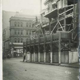 Commonwealth Bank - Head Office - Cnr Pitt Street & Martin Place - Construction - Bank's Coat of Arms attached to Pitt St frontage - 31 July 1915 (plate 673)