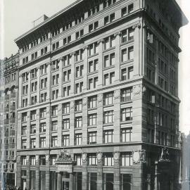 Commonwealth Bank - Head Office cnr Pitt Street & Martin Place - Opening of new premises - Invited guests entering building through the Pitt Street entrance - 22 August 1916 (plate 687)
