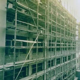 Melbourne - Premises, 367 Collins St. - Construction - Plasterers' scaffolding in Ryrie Lane - 20 June 1923
