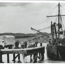 Commonwealth Bank of Australia - Gold - 'Niagara' gold salvage - the 'Claymore' delivering gold at Whangarei dock - 1941