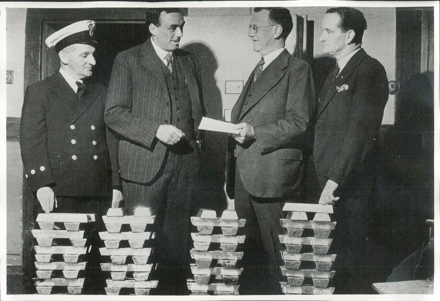 R.M.S 'Niagara' gold salvage - Captain J.P. Williams (second from left) - 1941